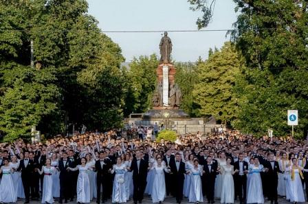 Тбилисские выпускники посетил Губернаторский бал